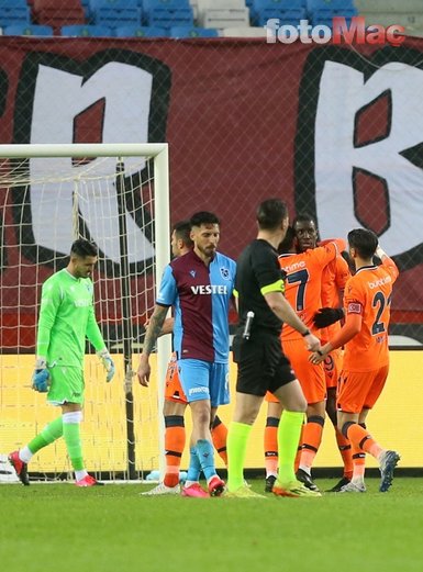 Trabzonspor - Başakşehir maçında dikkat çeken kare! Korona selamı...
