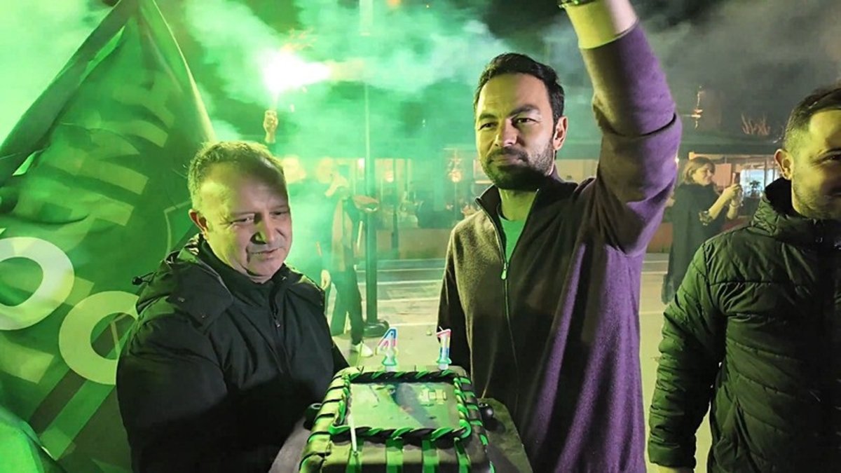 Kocaelispor taraftarından Selçuk İnan’a sürpriz doğum günü