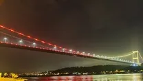 Fatih Sultan Mehmet köprüsü sarı-kırımızılı renklere büründü