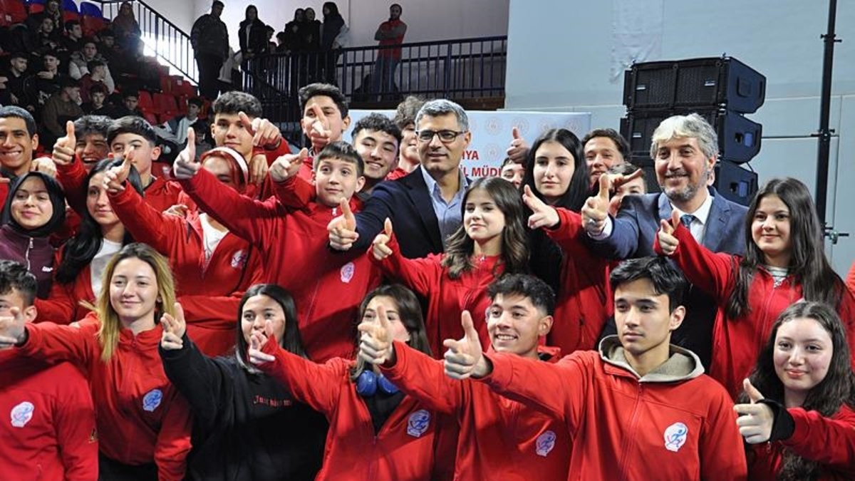 Milli atıcı Yusuf Dikeç Kütahya'da sporculara malzeme dağıtım törenine katıldı Milli atıcı Yusuf Dikeç Kütahya'da sporculara malzeme dağıtım törenine katıldı