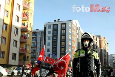 Tüm Türkiye saat 19.19’da balkonlara çıkarak İstiklal Marşı’nı okudu