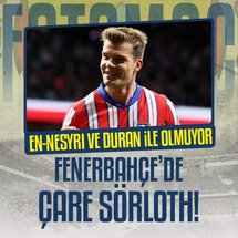 <p>Süper Lig'de ilk 8 hafta sonunda 4 galibiyet ve 4 beraberlik alarak son 5 sezonun en kötü başlangıcını yapan Fenerbahçe, ara transfer dönemi için çalışmalara başladı. Yeni Başkan Sadettin Saran yönetimi, arkasında durduğu teknik direktör Domenico Tedesco'nun verdiği rapor doğrultusunda harekete geçti. İtalyan çalıştırıcının, öncelikle kendi kafasındaki oyun yapısına uyacak bir forvet istediği öğrenildi. Bu doğrultuda dört koldan arayışlarını sürdüren sarı-lacivertli yönetim, pas bağlantısı kuvvetli, sırtı dönük oynayabilen ve taraftarı heyecanlandıracak profildeki santrfor konusunda tanıdık bir ismi listenin başına koydu: Alexander Sörloth...</p>
<p><strong>ATLETICO MADRİD'DE MUTSUZ</strong></p>
<p>Atletico'da Alvarez'in yüksek formu nedeniyle yedek kalan ve sadece 329 dakika süre bulan Sörloth, tam da Tedesco'nun aradığı profilde bir santrfor olarak öne çıktı. Kanarya'nın ligimizi yakından tanıdığı için Norveçli yıldızı çok istediği vurgulandı. Trabzonspor'la 2019-20'de 24 golle gol krallığı yaşayan 29 yaşındaki Viking'in devre arası başka bir takıma gitmesine kesin gözüyle bakılıyor.<br>
Yönetim En- Nesyri, Duran ve Cenk'ten katkı alamadığından daha yüksek profilli bir golcü olarak Sörloth'ta tüm şartlarını zorluyor.<br>
Kontratı 2028'de bitecek Norveçli yıldız için satın alma opsiyonlu kiralama formülü üzerinde durulduğu öğrenildi.</p>