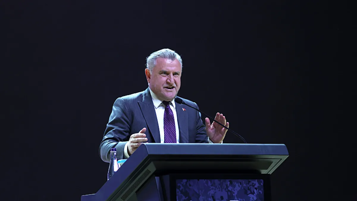 Bakan Osman Aşkın Bak, Beşiktaş Başkanı Serdal Adalı'yı tebrik etti