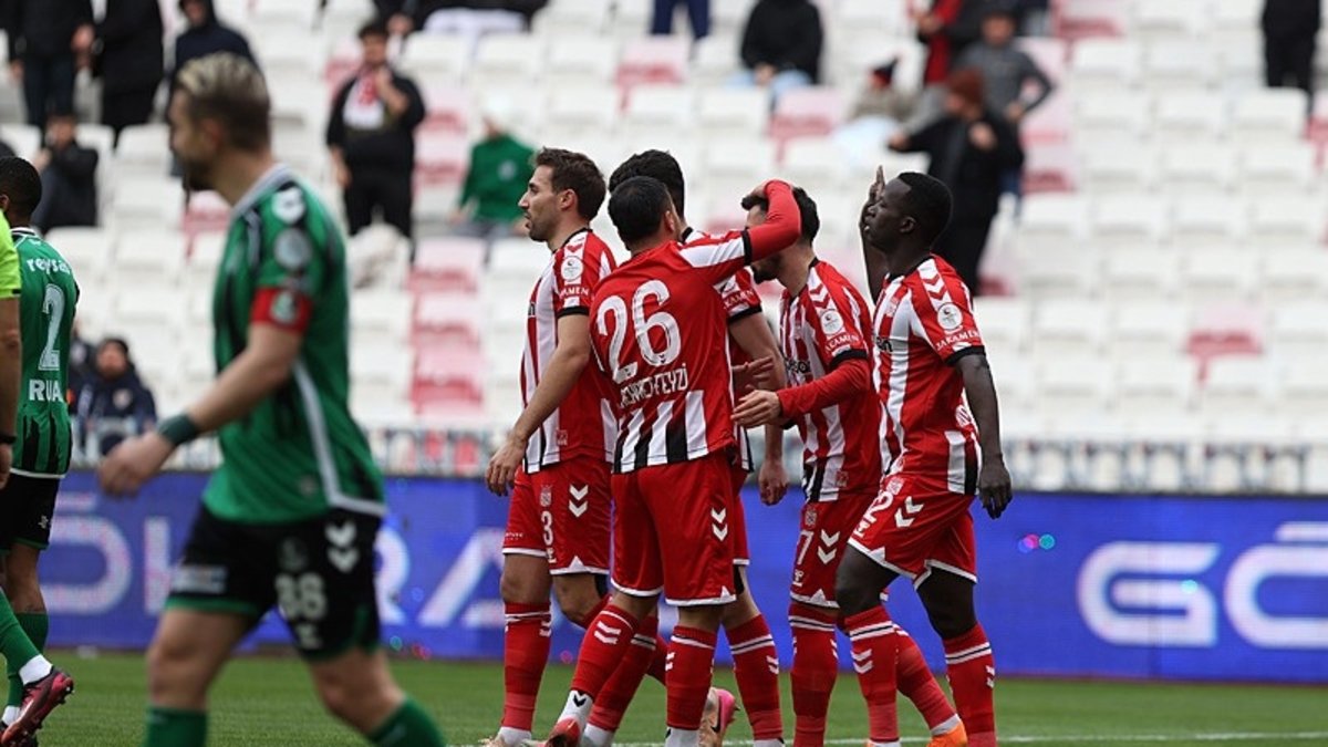 Özbelsan Sivasspor evinde Sakaryaspor'u 4 golle geçti!