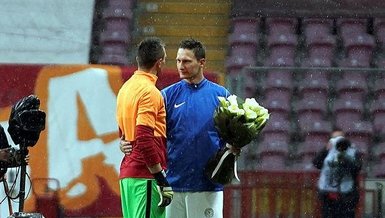 Son dakika spor haberleri: Galatasaray Rizespor maçında Skoda’dan Muslera’ya çiçek