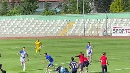 Amasya'da amatör lig futbol maçında sahaya çöp kovası atıldı!