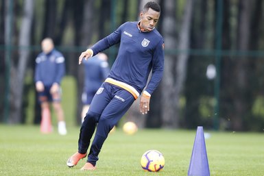 Medipol Başakşehir’de Robinho ilk antrenmanına çıktı