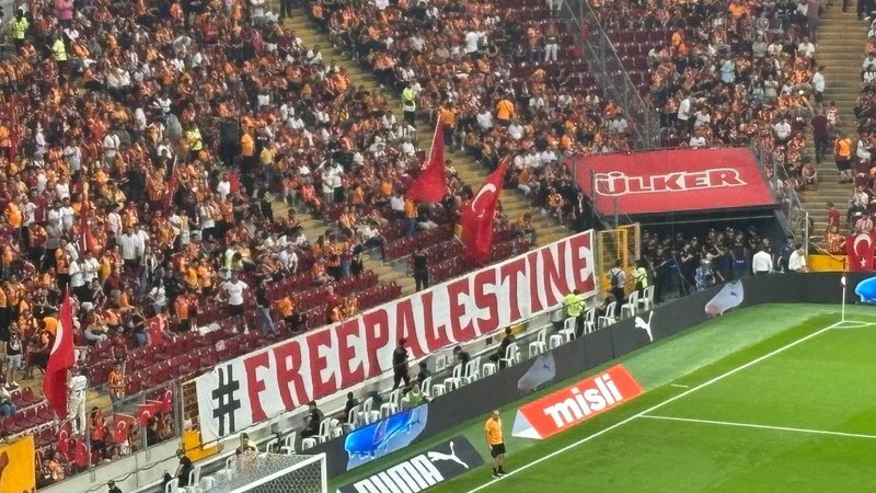 galatasaray-tribunlerinden-filistine-destek-1756593636519.jpeg