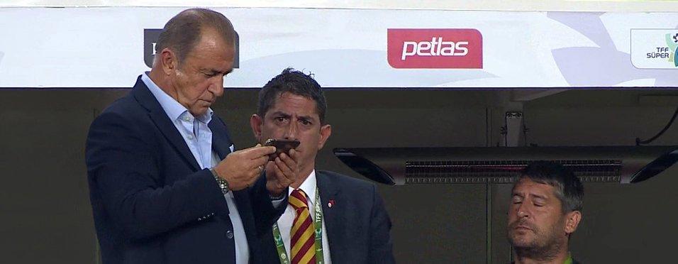 Galatasaray Teknik Direktörü Fatih Terim VAR pozisyonunu böyle izledi