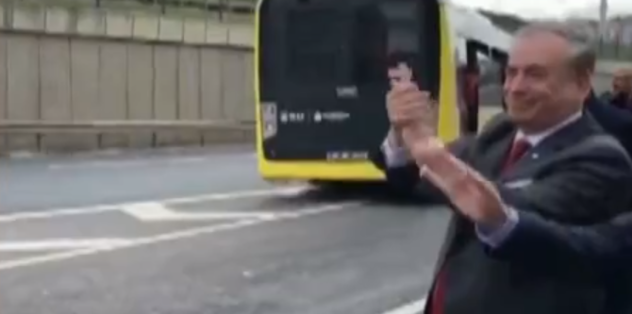 Galatasaray Başkanı Mustafa Cengiz taraftarları böyle uğurladı
