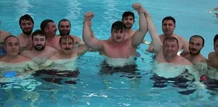 Rıza Kayaalp havuzda güreşti!