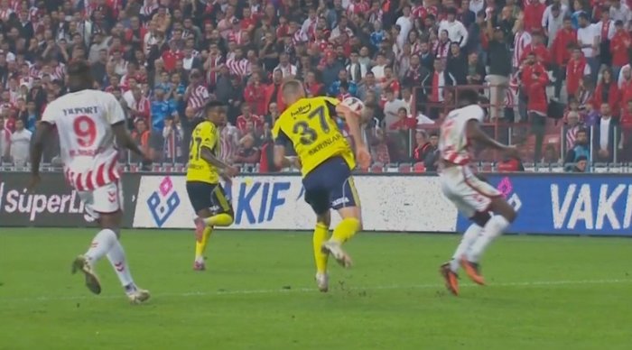samsunspor-fenerbahce-macinda-penalti-vardan-dondu-1759688716833.jpg