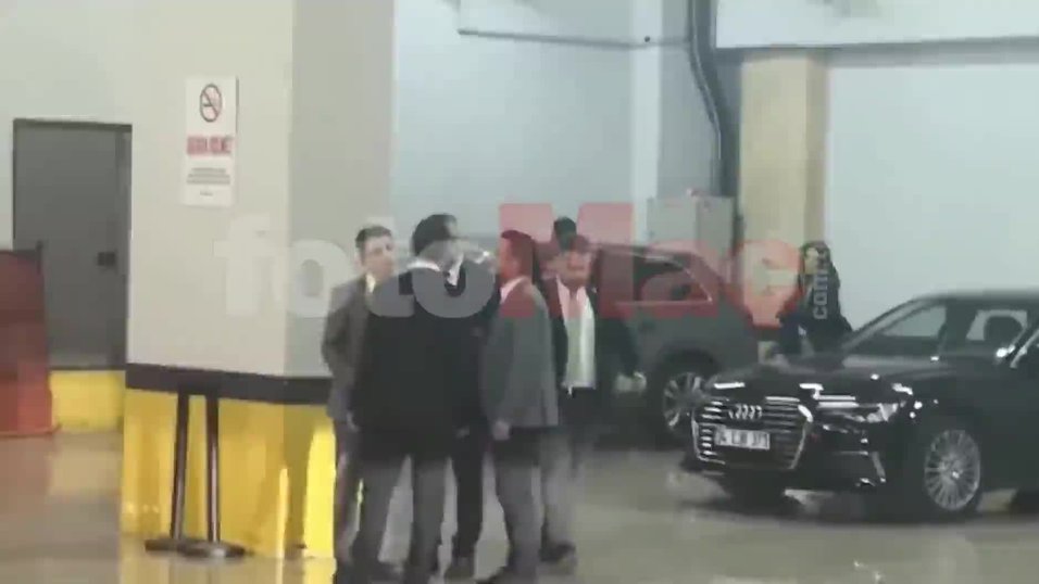 Ali Koc Ersun Yanal I Aracina Kadar Giderek Tebrik Etti Videosunu Izle Fotomac Tv