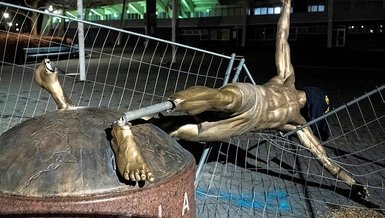 Zlatan heykeli yerle bir oldu