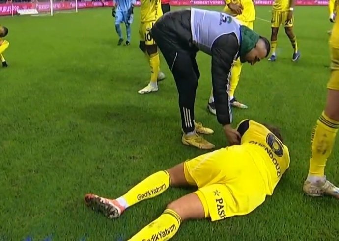 fenerbahcenin-golu-sonrasi-ortalik-karisti-guendouzi-yerde-kaldi-1770058123357.jpeg