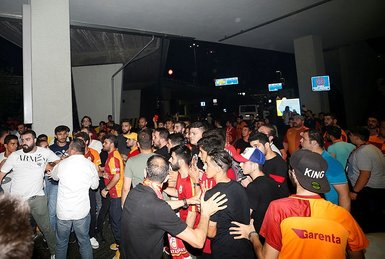 Galatasaray taraftarından görkemli Emre Akbaba karşılaması!