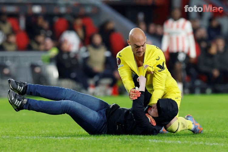 PSV Eindhoven-Sevilla maçında bir taraftar Dmitrovic'e saldırdı!
