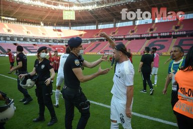 Eskişehirspor - Altay maçında yumruklar havada uçuştu! İşte o anlar