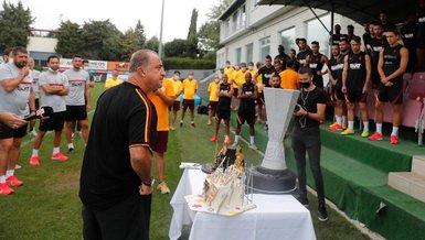 Galatasaray'da Fatih Terim'in doğum günü kutlandı! Pastayı Arda Turan kesti