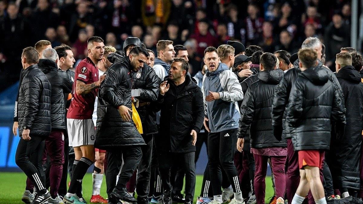 UEFA'dan Okan Buruk'a 2 maç men cezası!