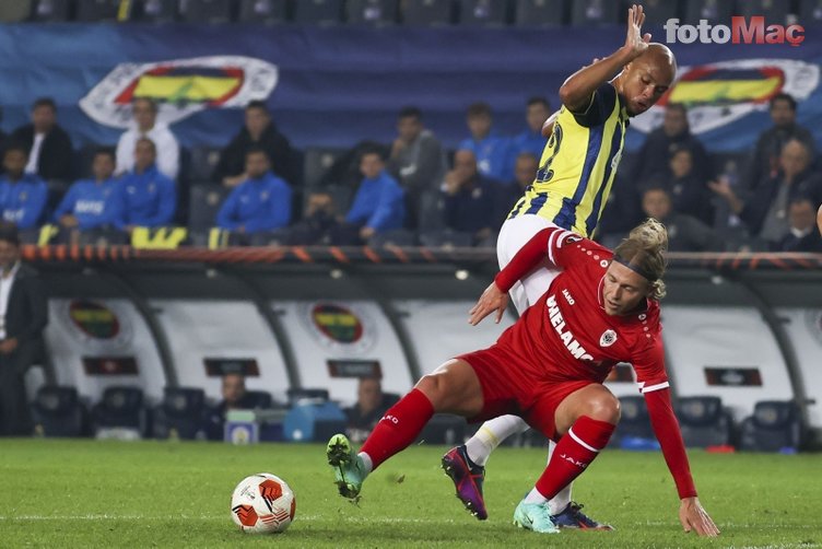 Fenerbahçe Antwerp maçı sonrası taraftarlardan futbolculara tepki!