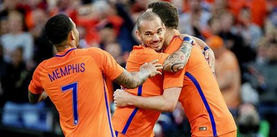 Sneijder, Van der Sar'ı yakaladı