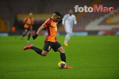 Galatasaray yoğurdu üfleyerek yedi! 6 imza birden