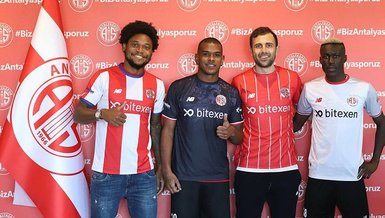 Antalyaspor 4 yeni transferi için imza töreni düzenledi