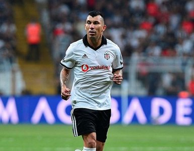 Beşiktaş’ta çifte ayrılık! Transfer resmen açıklandı...