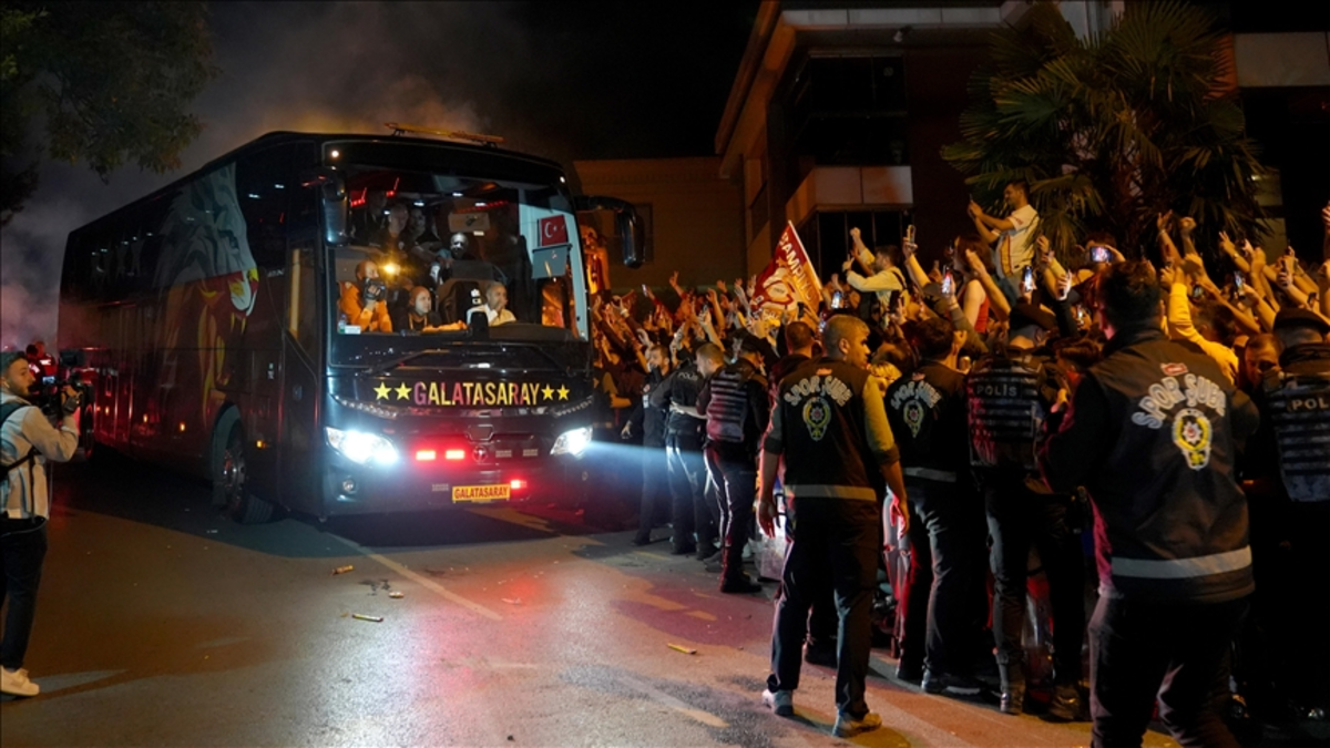 Galatasaray takım otobüsüne saldırı! Galatasaray takım otobüsüne saldırı!