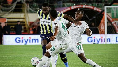 Alanyaspor - Fenerbahçe maçında hakem penaltı noktasını gösterdi! İşte o pozisyon...