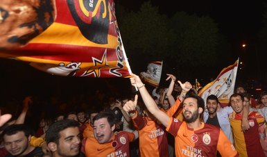 Galatasaray taraftarı sokaklara döküldü
