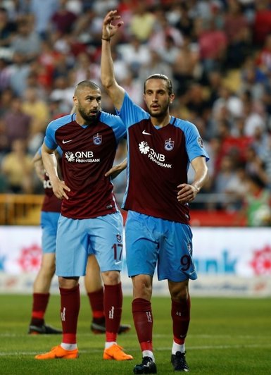 Antalyaspor-Trabzonspor mücadelesinden kareler