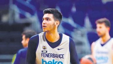 Genç oyuncu bileğini kırdı