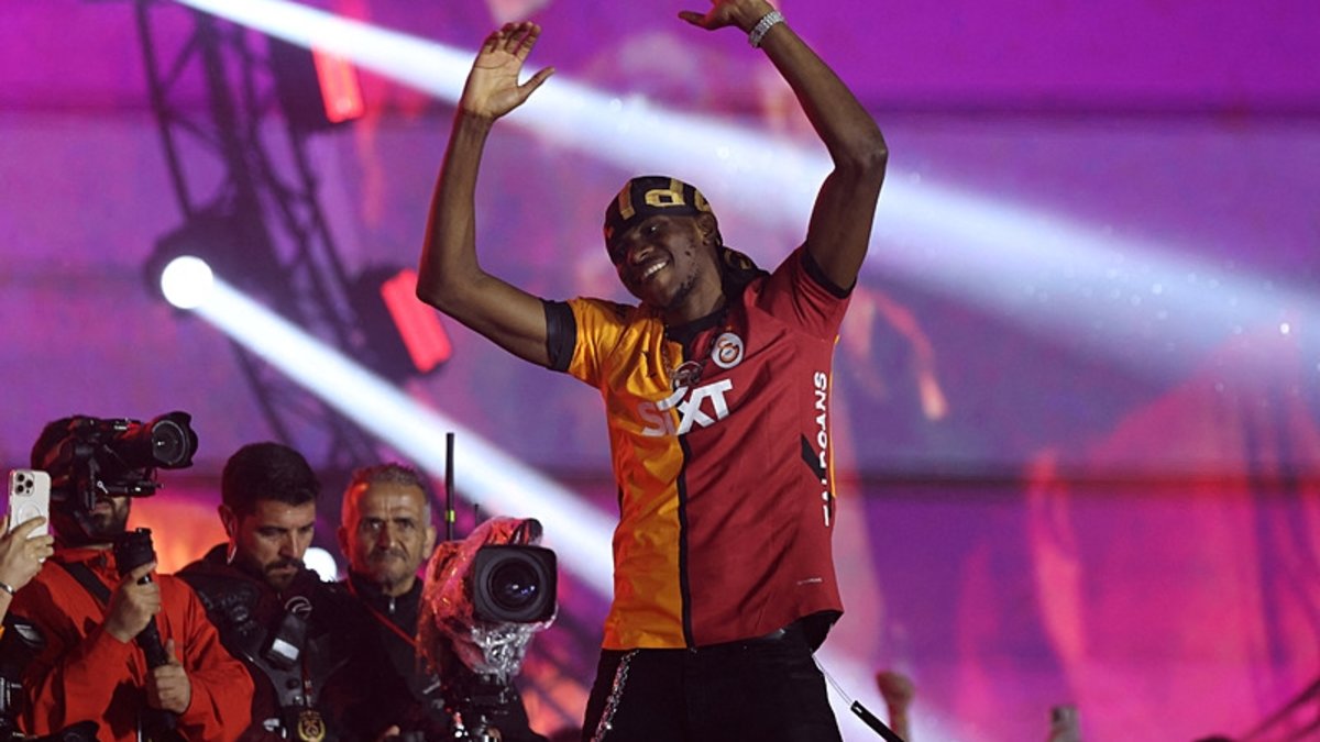 Galatasaray'da taraftarlardan Victor Osimhen'e çağrı: Bizimle kal Galatasaray'da taraftarlardan Victor Osimhen'e çağrı: Bizimle kal
