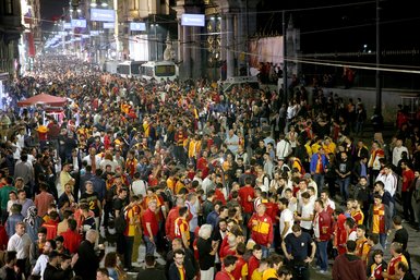 Galatasaray taraftarları şampiyonluğu doyasıya kutladı!
