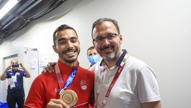 Bakan Kasapoğlu, milli jimnastikçi Ferhat Arıcan'ı tebrik etti