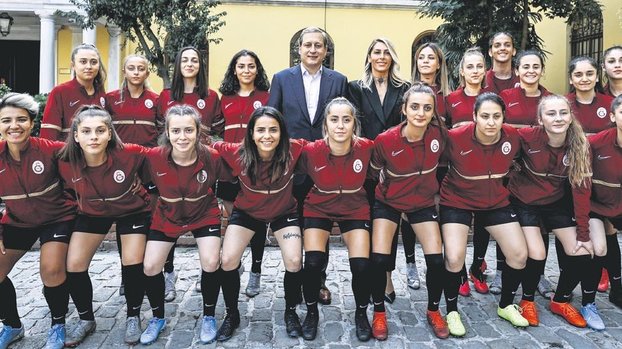 Kadınlar sahaya indi