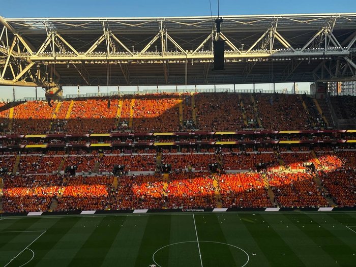 galatasaray-tribunlerine-bayraklar-yerlestirildi-1777218801457.jpg