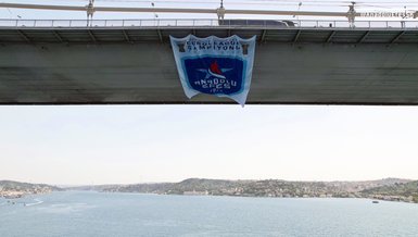 Avrupa şampiyonu Anadolu Efes'in bayrağı İstanbul'da köprülere asıldı!
