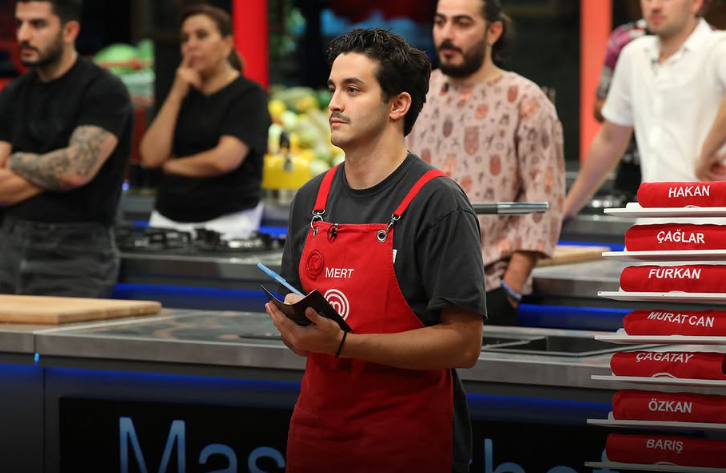 masterchef-turkiyede-kaptanlik-oyununu-kim-kazandi-26-ekim-pazar-gunu-masterchefte-mavi-ve-kirmizi-takim-kapta-1761546305248.png MasterChef Türkiye'de kaptanlık oyununu kim kazandı? 26 Ekim Pazar