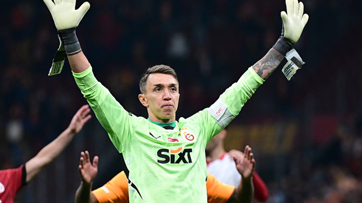 Fernando Muslera'dan Trabzonspor-Galatasaray derbisinde üst üste 2 kritik kurtarış! Fernando Muslera'dan Trabzonspor-Galatasaray derbisinde üst üste 2 kritik kurtarış!
