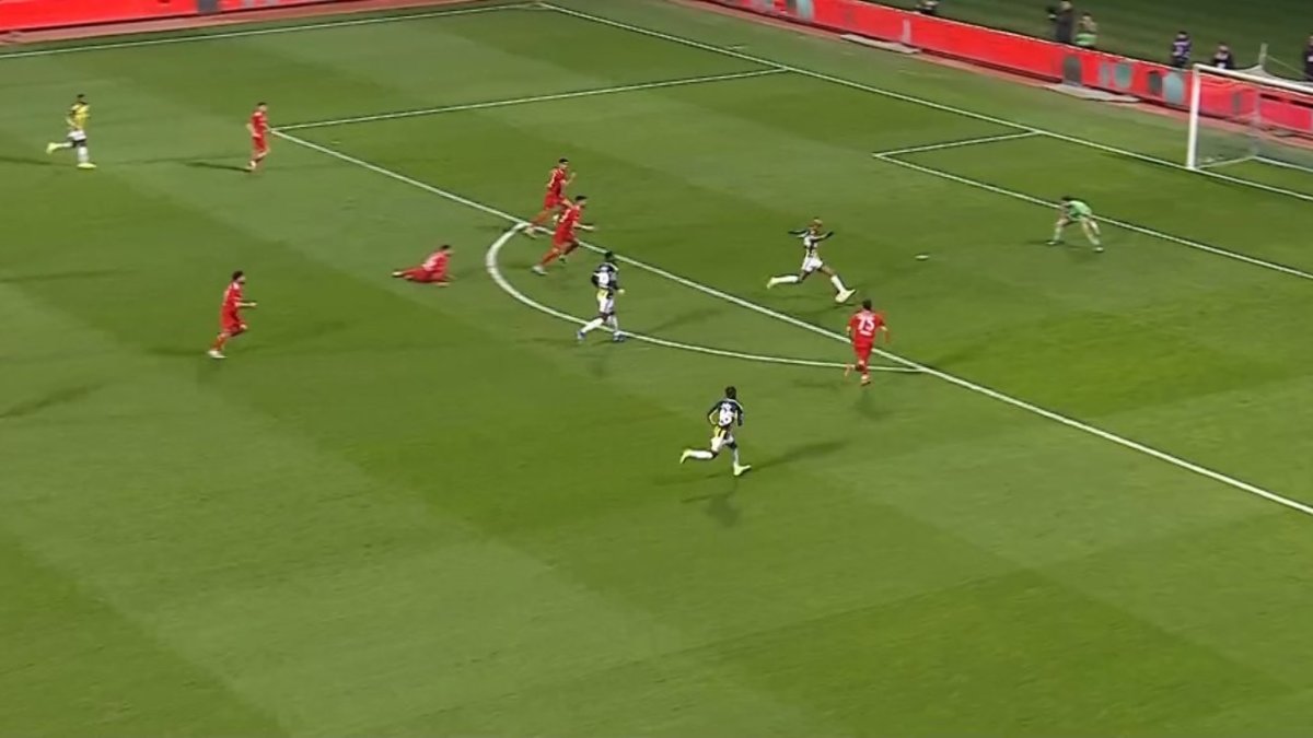 Talisca karşı karşıya pozisyonda kaçırdı!