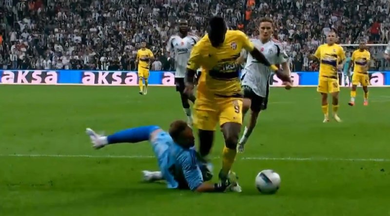 besiktas-eyupspor-macinda-penalti-karari-iste-o-pozisyon-1727029755434.jpg