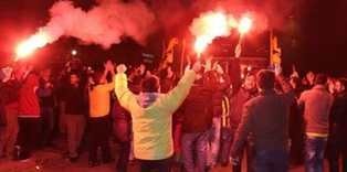 F.Bahçe'ye meşaleli karşılama