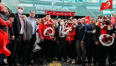 Milli güreşçiler Rıza Kayaalp ve Murat Fırat’a Türk bayraklı karşılama