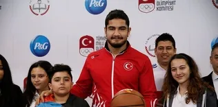 Şampiyondan anlamlı destek