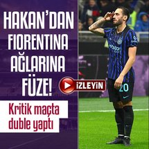 <p>İtalya Serie A'da şampiyonluk yarışı tüm heyecanıyla devam ederken Inter, sahasında Fiorentina'yı konuk etti. İlk yarısı golsüz geçen mücadelede ev sahibi takım, gol kilidini ikinci yarıda milli futbolcumuz Hakan Çalhanoğlu ile açtı. 66'ncı dakikada ceza sahası dışından Fiorentina ağlarını sarsan yıldız orta saha, tribünler tarafından ayakta alkışlandı.</p>
<p>71'inci dakikada Petar Sucic'in kaydettiği gol ile fark 2'ye çıktı. Skoru belirleyen gol ise 88'inci dakikada kullandığı penaltıyı gole çeviren Hakan'dan geldi ve Inter, sahasında Fiorentina'yı 3-0 mağlup etti.</p>
<p>Bu sonuç ile birlikte 18 puan yükselen lacivert-siyahlılar, zirve yarışında 3'üncü sıradaki yerini aldı.</p>
<p><strong>İŞTE HAKAN ÇALHANOĞLU'NUN GOLLERİ</strong></p>
<blockquote class="twitter-tweet">
<p dir="ltr">HAKAN ÇALHANOĞLU'NDAN HARİKA GOLLLLL 🔥 <a href="https://t.co/FJKMtPbIXU" rel="nofollow">pic.twitter.com/FJKMtPbIXU</a></p>
— S Sport (@ssporttr) <a href="https://twitter.com/ssporttr/status/1983643186066014435?ref_src=twsrc%5Etfw" rel="nofollow">October 29, 2025</a></blockquote>
<script async="" src="https://platform.twitter.com/widgets.js" charset="utf-8"></script>
<blockquote class="twitter-tweet">
<p dir="ltr">HAKAN ÇALHANOĞLU GOLLERİNE DEVAM EDİYOR 👊 <a href="https://t.co/jK0XQ13pZj" rel="nofollow">pic.twitter.com/jK0XQ13pZj</a></p>
— S Sport (@ssporttr) <a href="https://twitter.com/ssporttr/status/1983648638971629592?ref_src=twsrc%5Etfw" rel="nofollow">October 29, 2025</a></blockquote>
<script async="" src="https://platform.twitter.com/widgets.js" charset="utf-8"></script>