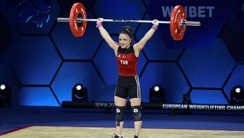 Halterde 3 altın geldi