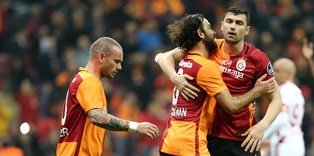Sneijder ve Burak geri döndü